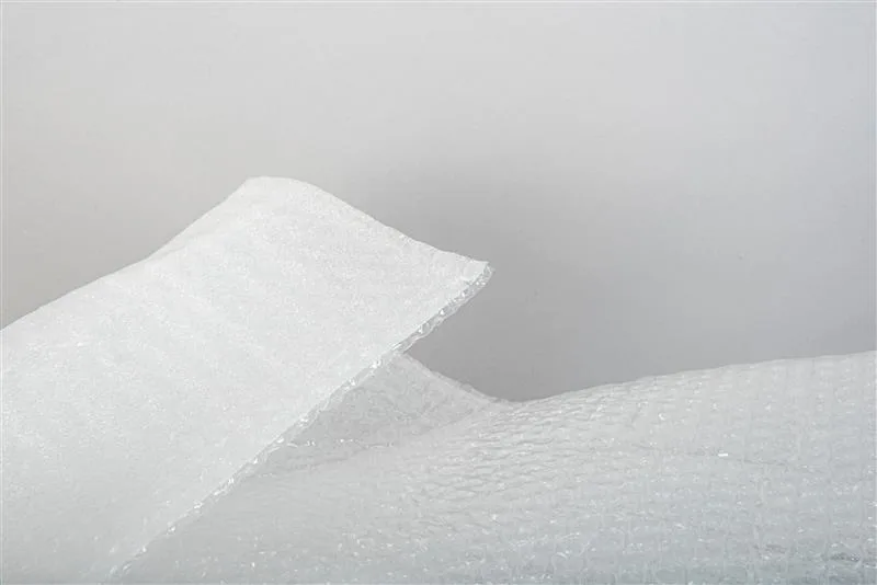 Weißes Laminat aus PE-Schaum und Luftpolsterfolie