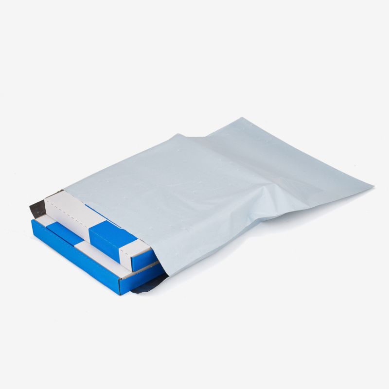 Biały foliopak z paskiem kleju Biały foliopak z wystającymi kartonami z papierem