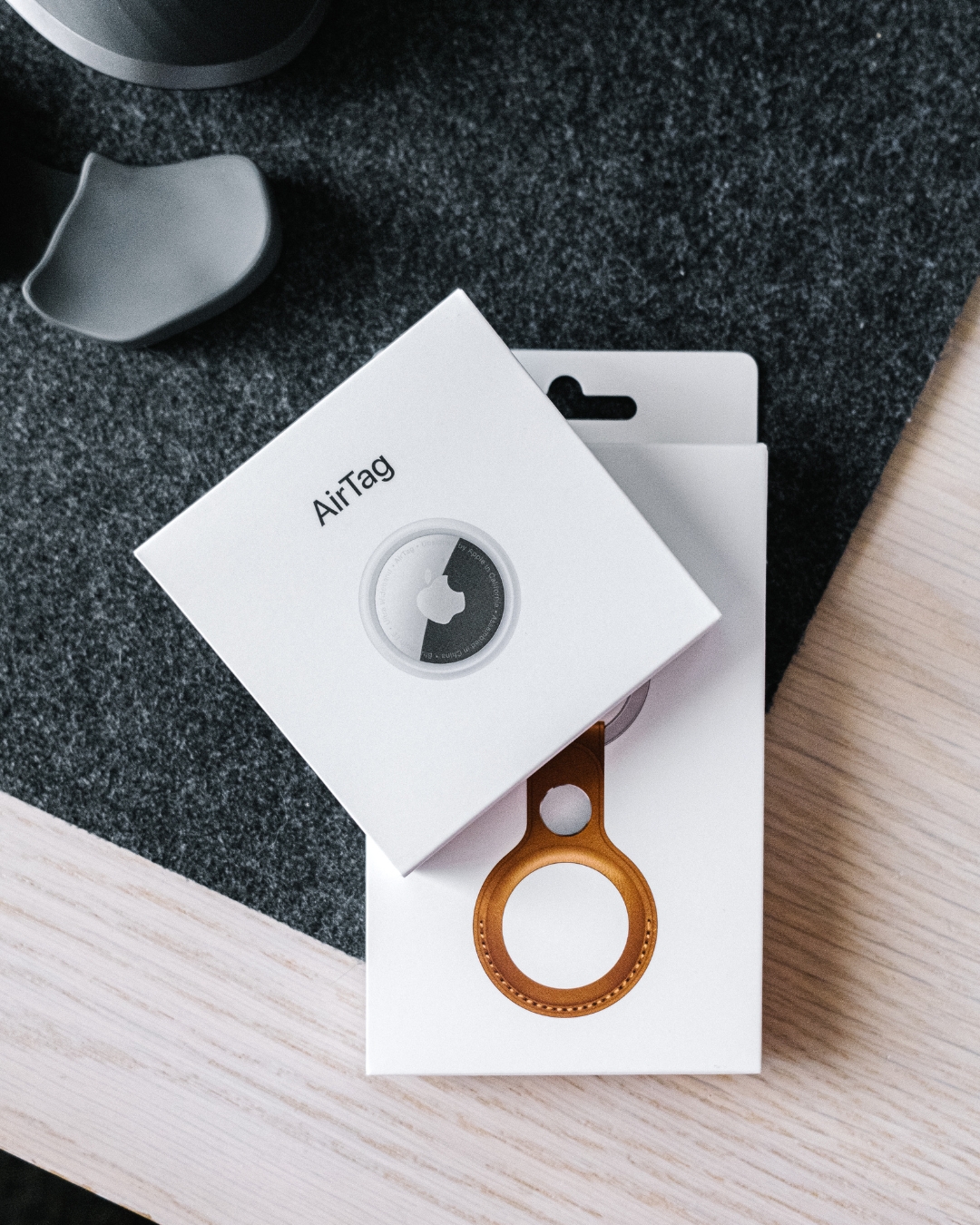 air tag apple na biurku