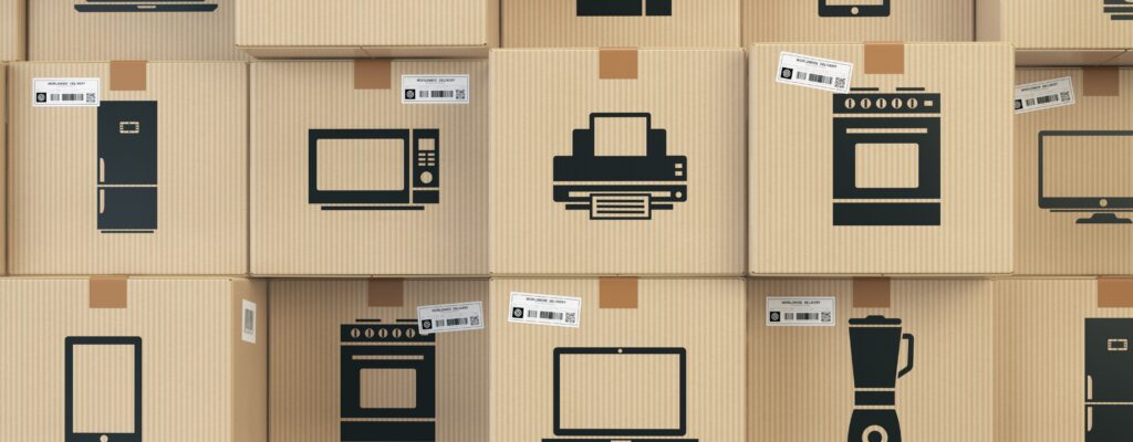 Kartony z bezpiecznie zapakowaną elektroniką, gotowe do wysyłki. Produkty zabezpieczone folią bąbelkową i pianką PE, chroniące przed uszkodzeniami w transporcie.