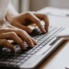 nowa platforma do zamówień b2b dłonie na klawiaturze komputera