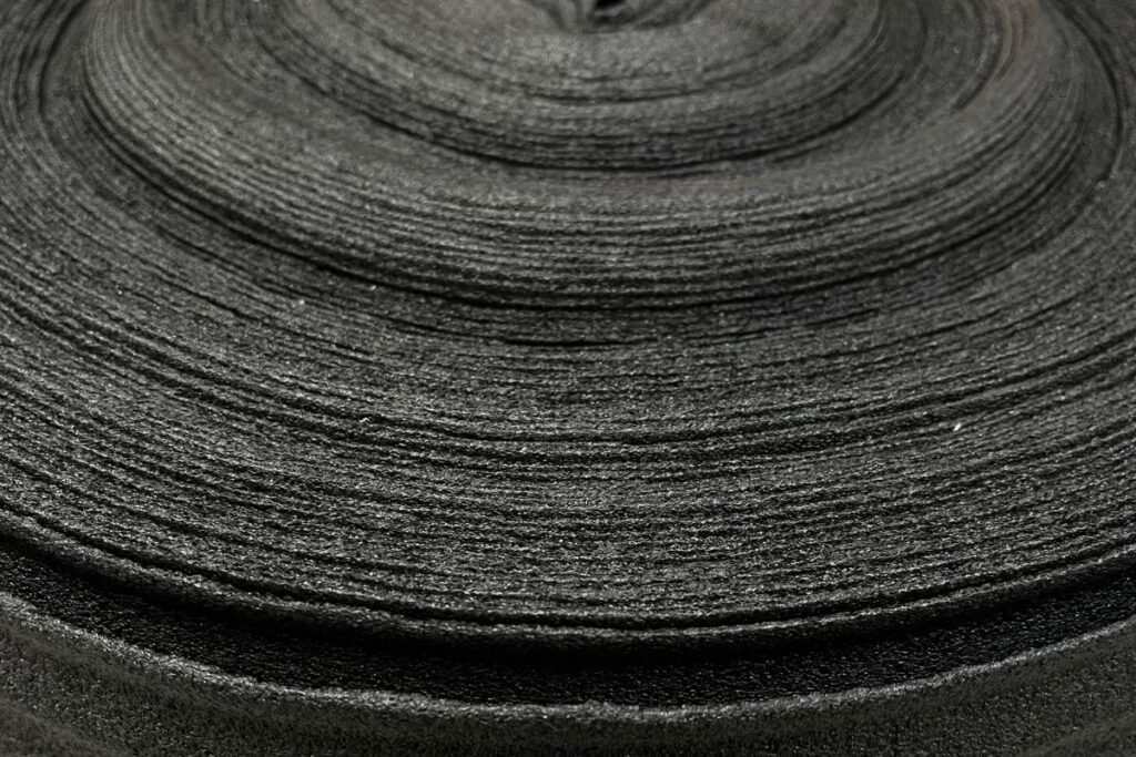 schwarzer-pe-schaum-schutz-fenster-tuerenindustrie Schwarzer PE-Schaum für den Schutz von Fenster- und Türprodukten, der Langlebigkeit und Sicherheit gewährleistet.