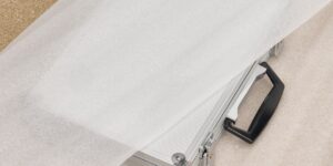 rodzaje-wlasciwosci-pianki-polietylenowej Pianka polietylenowa zabezpieczająca aluminiową walizkę – przykład ochrony delikatnych powierzchni podczas transportu.