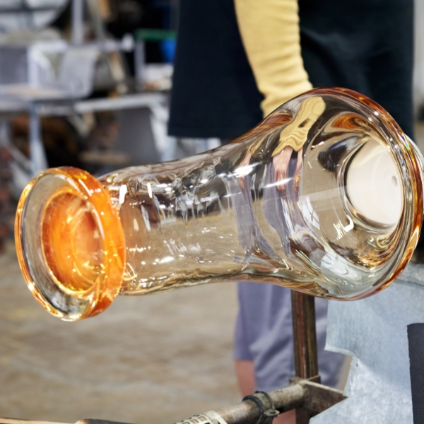 produkcja-szkla-recznie-dmuchany-wazon Przemysł szklarski