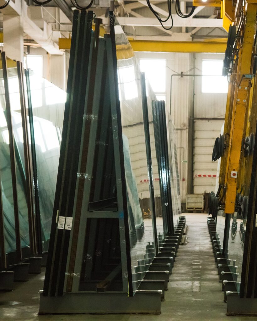 fenster-auf-transportgestellen Fenster sicher auf Transportgestellen für den Versand gelagert.