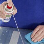 zmywacz w sprayu tesa mężczyzna rozpylający zmywacz w sprayu na powierzchnię