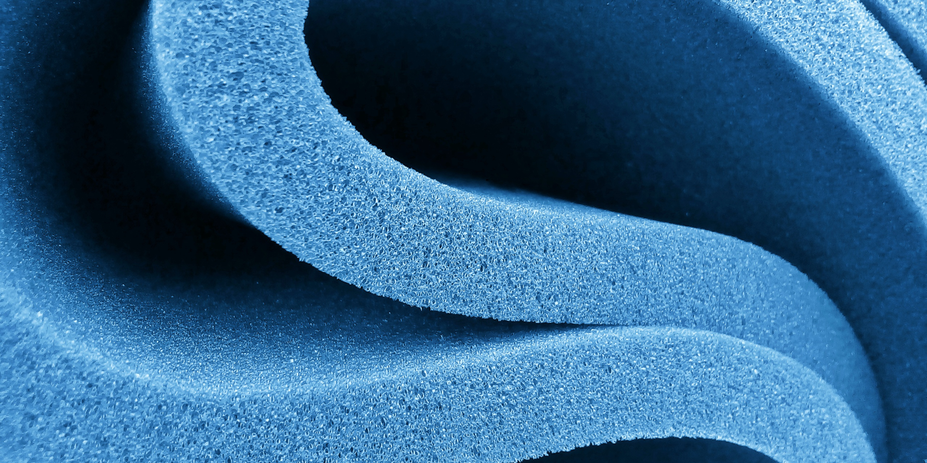 pianka-polietylenowa-zblizenie-struktura Zbliżenie na strukturę niebieskiej pianki polietylenowej używanej do pakowania i zabezpieczania produktów