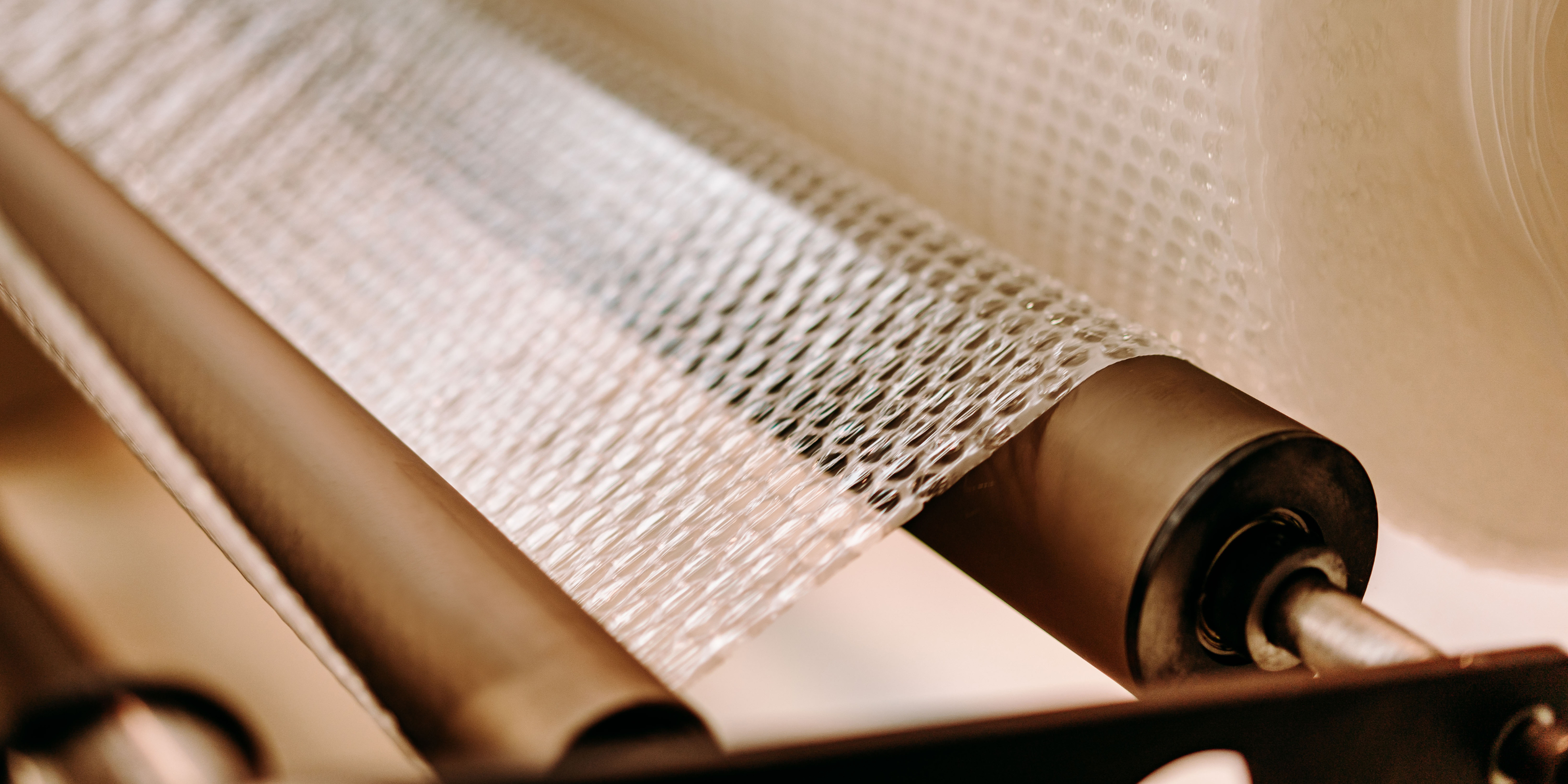 produkcja-folii-babelkowej-mac-graf-proces-opakowan.jpg Proces produkcji materiałów opakowaniowych – z jakich materiałów powstają