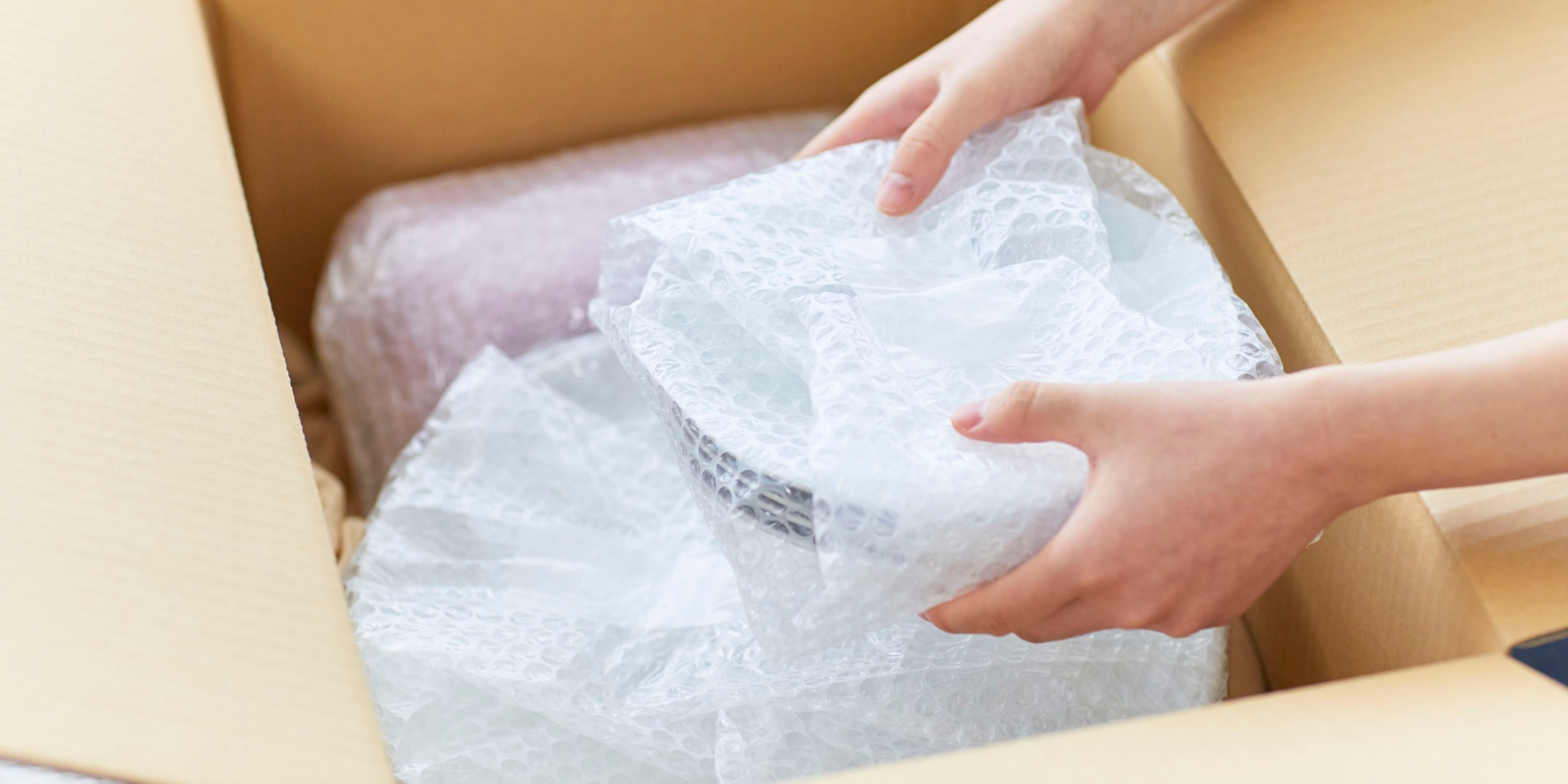 przyczepnosc-folii-babelkowej Czy folia bąbelkowa jest klejąca? Wyjaśniamy, skąd bierze się jej przyczepność