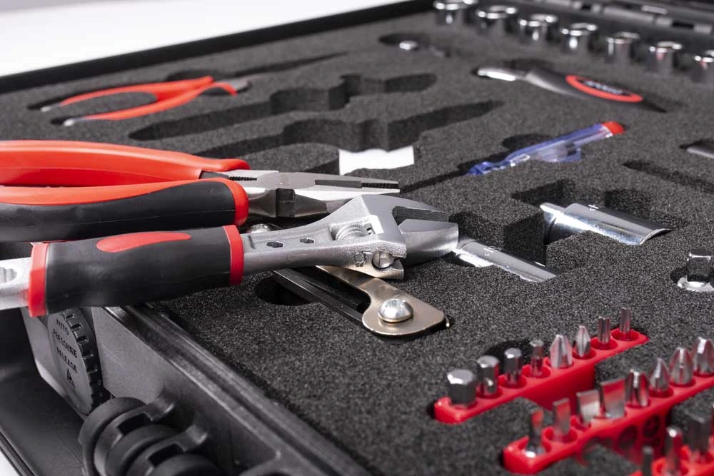 Werkzeuge in passgenauer PE-Schaumeinlage im Koffer