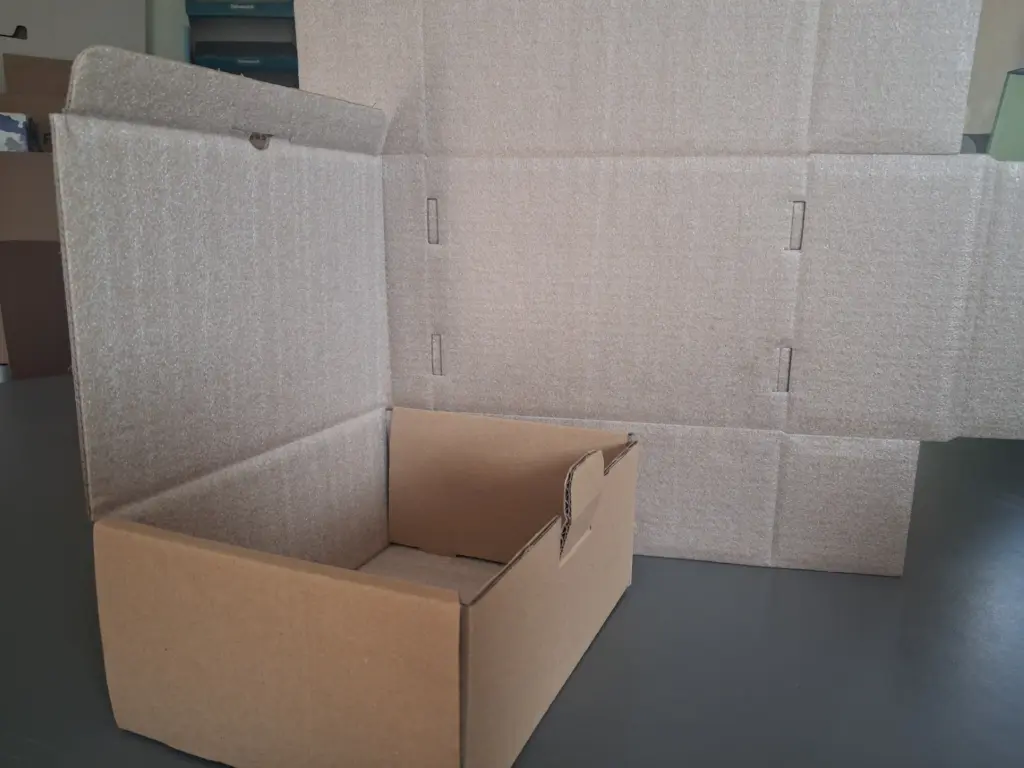Versandkarton mit Auskleidung aus PE-Schaum-Laminat zur Oberflächensicherung empfindlicher Produkte im E-Commerce