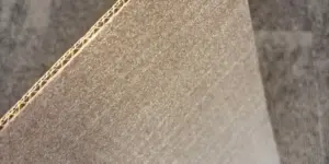 Laminat aus PE-Schaum und Wellpappe als Schutzlage für den sicheren Produkttransport im Lager und Versand.