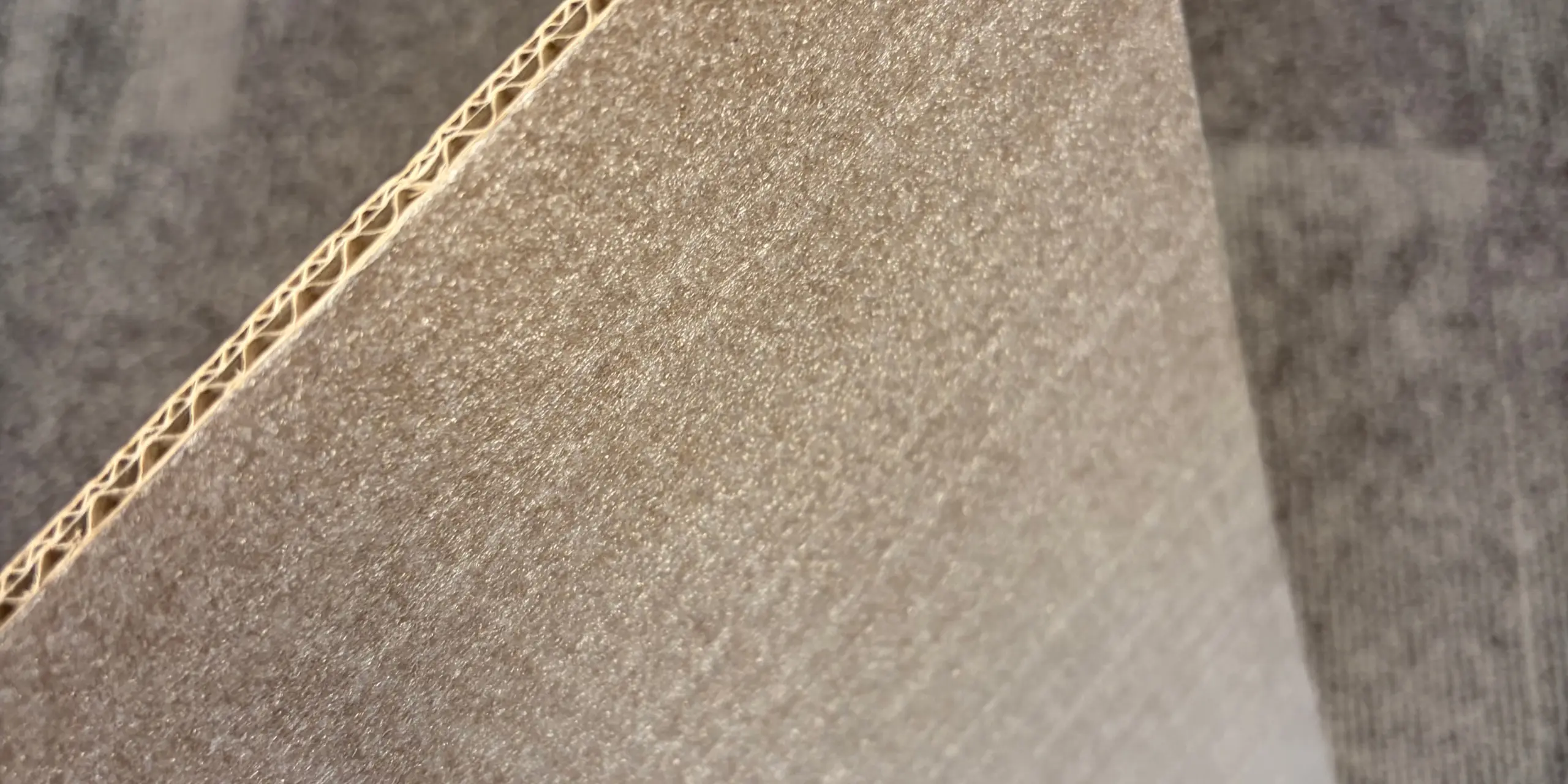 Laminat aus PE-Schaum und Wellpappe als Schutzlage für den sicheren Produkttransport im Lager und Versand.