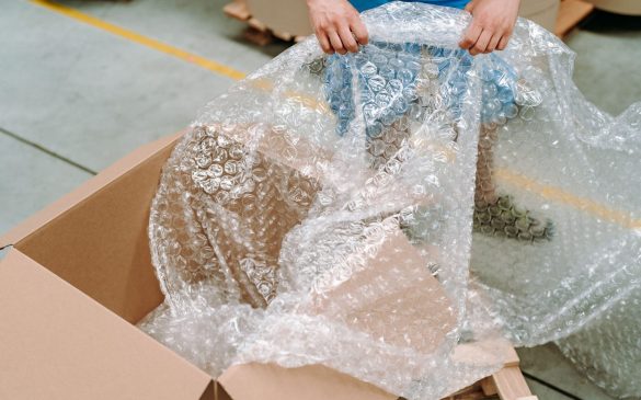 Folia bąbelkowa z dużymi bąblami jako skuteczny wypełniacz do zabezpieczania przesyłek