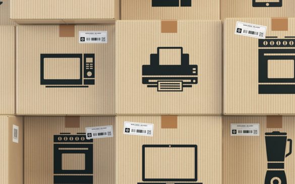 Kartony z bezpiecznie zapakowaną elektroniką, gotowe do wysyłki. Produkty zabezpieczone folią bąbelkową i pianką PE, chroniące przed uszkodzeniami w transporcie.