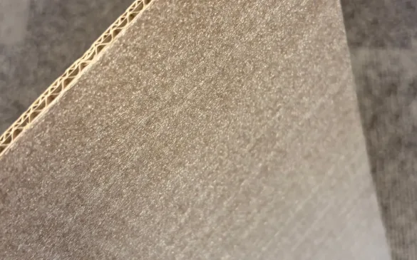 Laminat aus PE-Schaum und Wellpappe als Schutzlage für den sicheren Produkttransport im Lager und Versand.