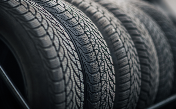 Opony samochodowe przed zapakowaniem do wysyłki kurierem – pakowanie opon i zasady przewoźników
