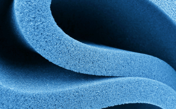 Zbliżenie na strukturę niebieskiej pianki polietylenowej używanej do pakowania i zabezpieczania produktów