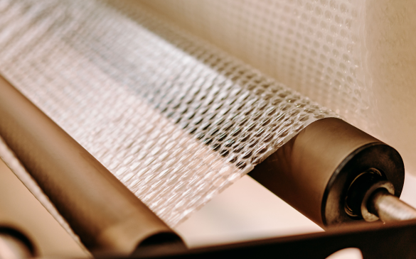 Proces produkcji materiałów opakowaniowych – z jakich materiałów powstają