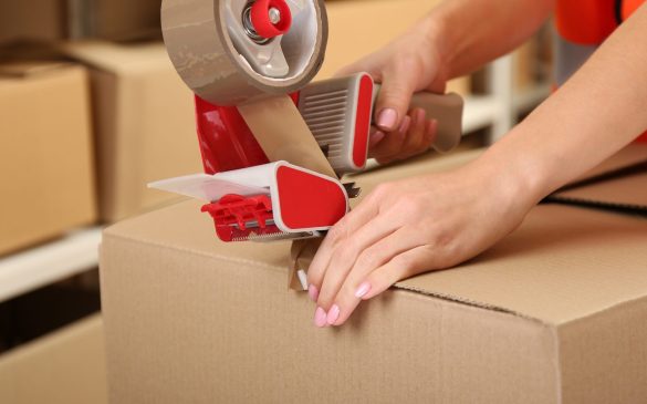 dyspenser z brązową taśmą klejącą